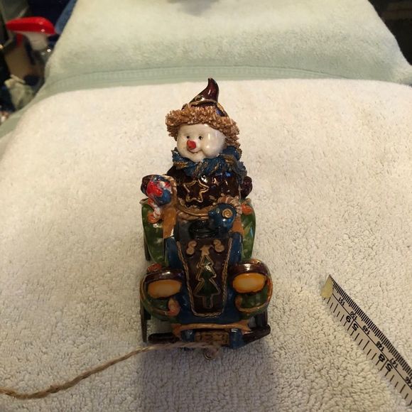 Snowman in old time car - Picture 3 of 8